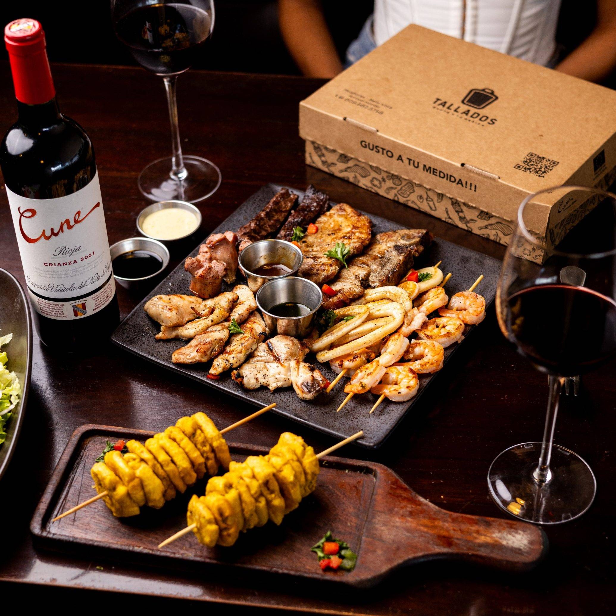 076A0661 Maridaje Perfecto | Parrillada Mar y Tierra + 1/2 Botella Vino Cune - Image 1
